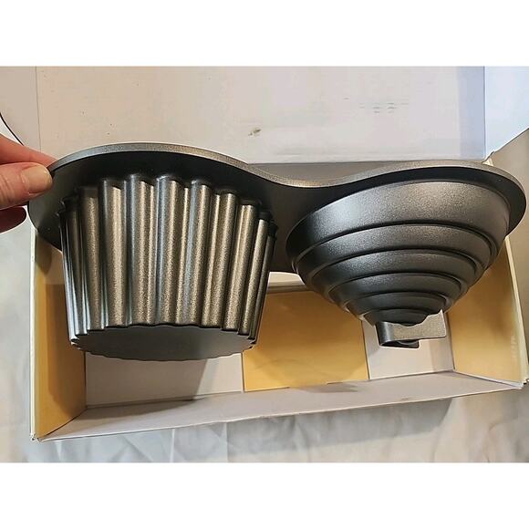 Wilton Giant Cupcake Pan 10 Cup Capacity NO RECIPE INSIDE - Picture 5 of 6
